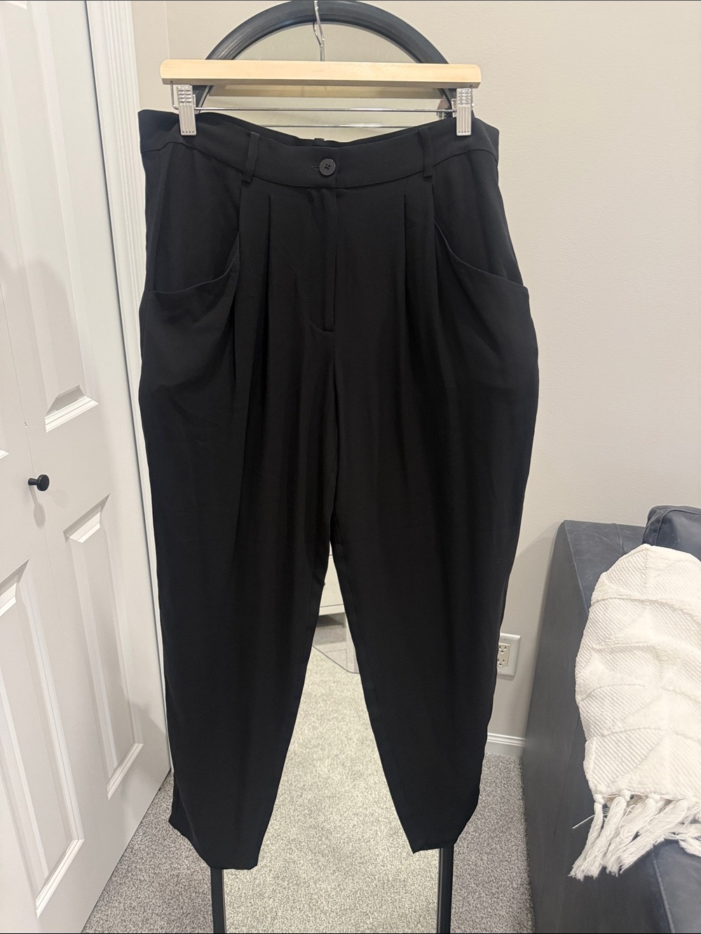 Eileen Fisher silk Black carrot style High-Waist Pleated Tapered Trousers